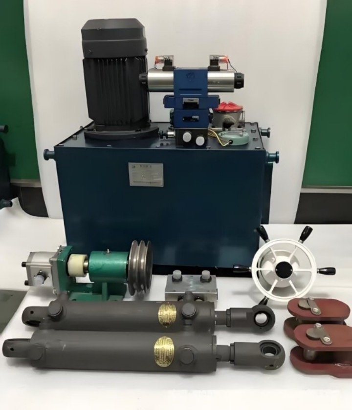 Swing cylinder type hydraulic steering gear