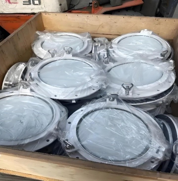Side scuttles for ships